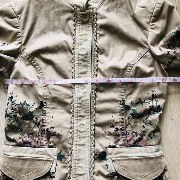 Tristan & Iseut Beige Crochet Detailed Plant Print Jacket - Picture 7 of 11